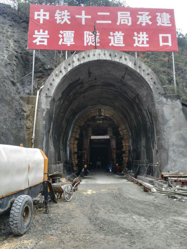 公司臺(tái)車，中鐵十二局巖潭鐵路隧道項(xiàng)目工地
